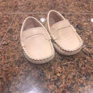 Petits Macheurs Cream Kids Moccasins, size 2.